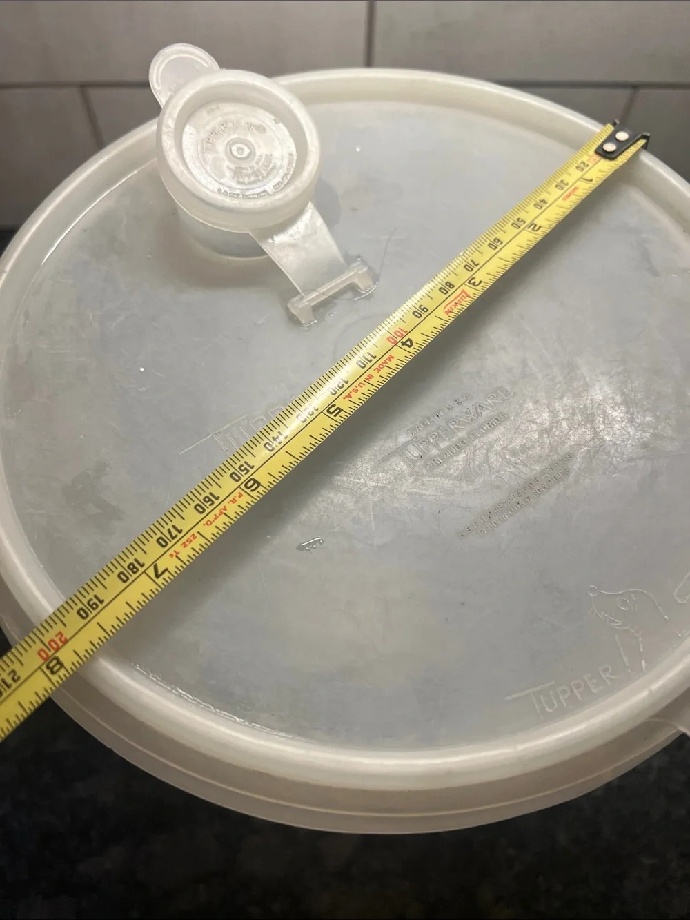 Plastic Storage Bucket with FlipLid - White #254 20 cup, 5 qt. Fair condition.